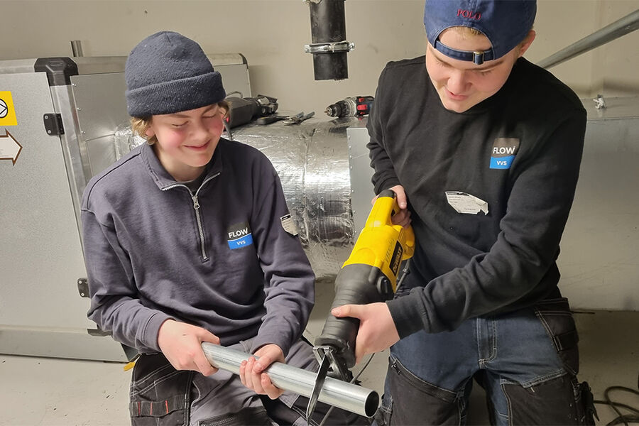 Felix og Jonas viste stort engasjement, lærevilje, og fikk prøve diverse verktøy som benyttes i rørleggerfaget.