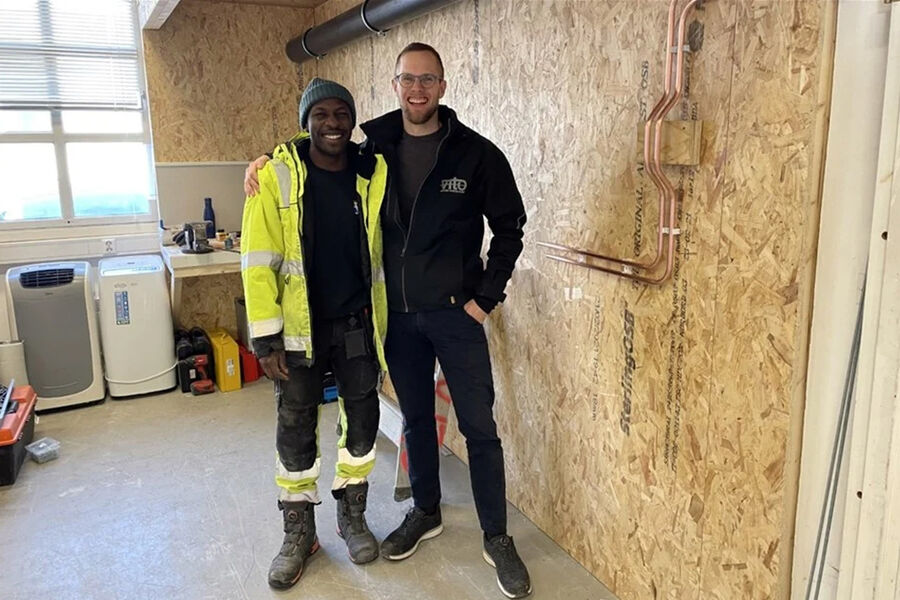 Lærling Vambastin Jour og prosjektleder Sven-Andre Reitan i VITO Tekniske Entreprenør på bedriftens egen prøvestason.