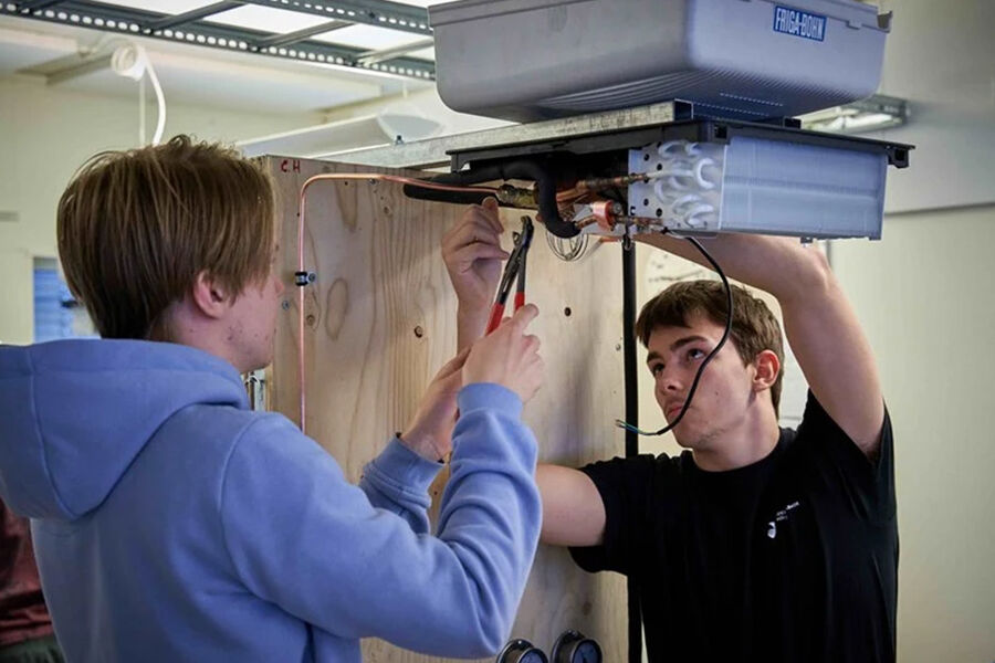 Elever ved Ås videregående skole i arbeid. Foto: VKE