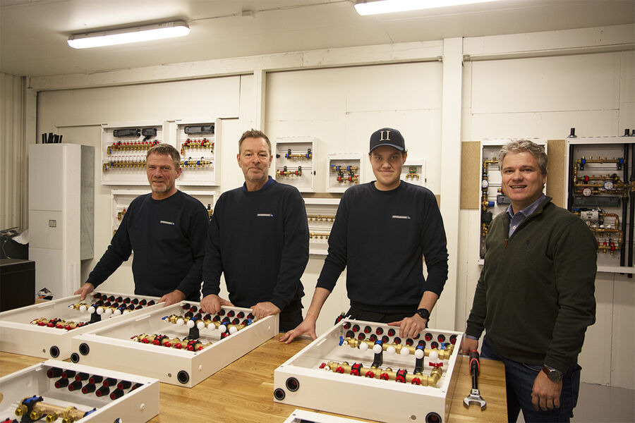 Produktsjef for Armaturjonssons prefabrikkeringsavdeling i Sandefjord, Tormod Andre Gusfre ( til høyre) gleder seg sammen de andre ansatte, fra venstre, Jan-Helge Holte, Espen Bjørn Olsen  og Etvi Svendsen Karhunen over at avdelingen i Sandefjord nå for alvor begynner å bære frukter.- Nå er vi klare til å betjene alle kunder som ønsker å satse mer på prefabrikkering i fremtiden, sier Gusfre.