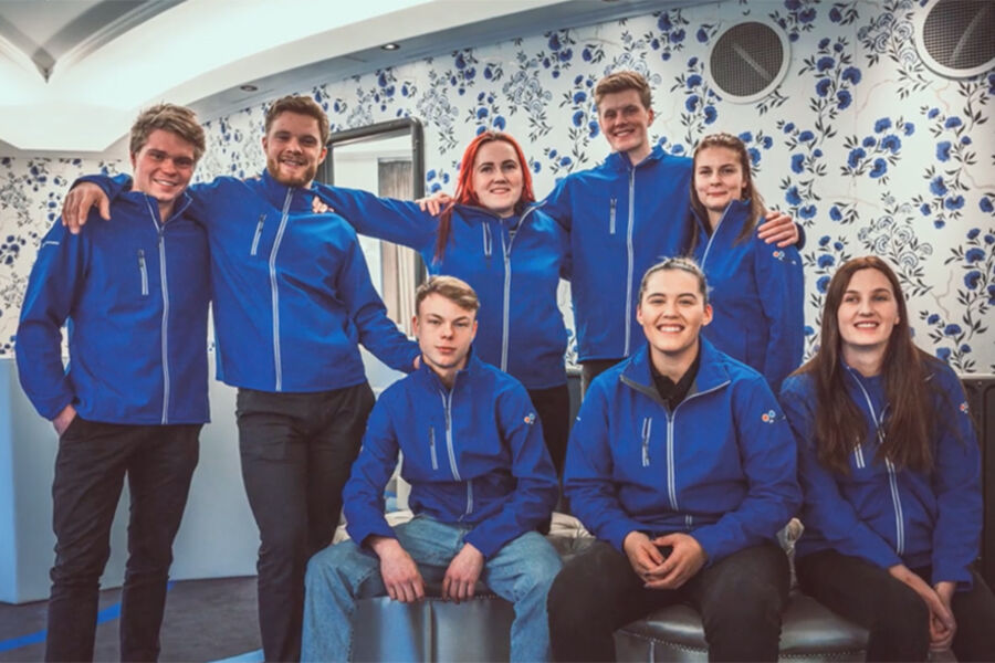 Bli Rørleggers RørAmbassadører har de siste årene frontet rørleggerfaget i sosiale medier. Det ser ut til at rørbransjens arbeid med rekruttering virker! Det er meget positivt for faget med oversøkning til de skoleplassene som finnes. Det bidrar til flere dyktige lærlinger fremover. RØRAMBASSADØRER: Bak, f.v.: Odin Høie (Arve Hagen, Brumunddal), Severin Poppe Midteide, Ida Meldgaard (Comfort Lier), Kjartan Rønneberg (Caverion Ålesund) og Katrine Horghagen (K. Horghagen, Trøndelag) Foran, f.v.: Sondre Hauger (Haaland Rør, Romerike), Britt Synnøve Markhus (Sig. Halvorsen, Sandnes) og Ida Uleberg (Halvard Thorsen, Lillesand). Foto: Stian Norum Herlofsen
