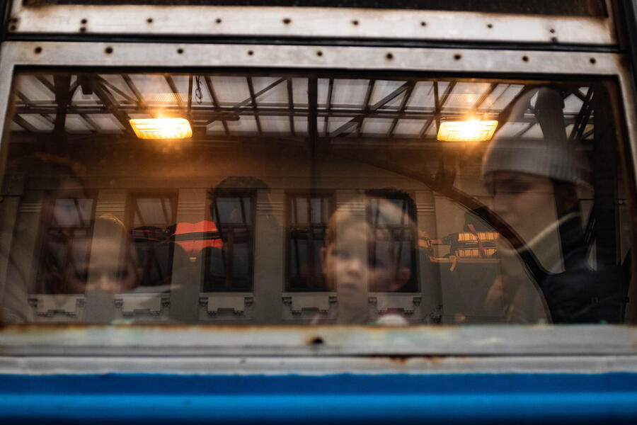 På Lviv jernbanestasjon. Herfra drar mange mennesker på flukt fra krigen til naboland og andre europeiske land. Bare til Østerrike  går 50 tog hver dag. (Foto: © Yana Sidash)