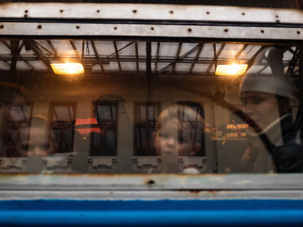 På Lviv jernbanestasjon. Herfra drar mange mennesker på flukt fra krigen til naboland og andre europeiske land. Bare til Østerrike  går 50 tog hver dag. (Foto: © Yana Sidash)