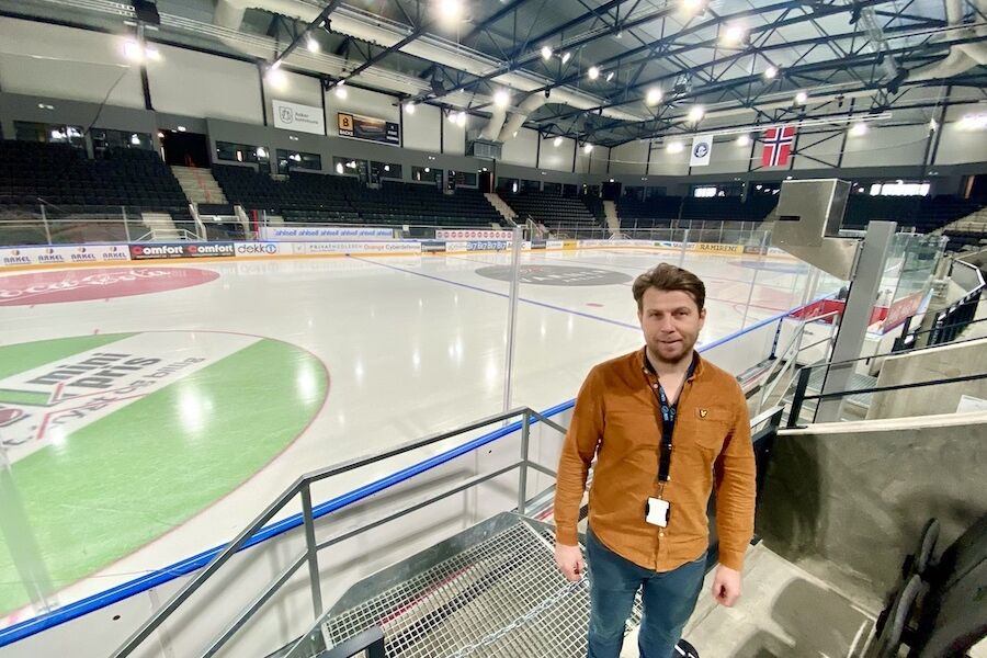 – De største utfordringene her i Varner Arena har nok vært at det er så mange og svært forskjellige klimasoner i tillegg til at det er svært høyt under taket både i ishallen og i første etasje, opplyser Norsk Teknisk Installasjons prosjektleder, Øystein Thorkildsen.
