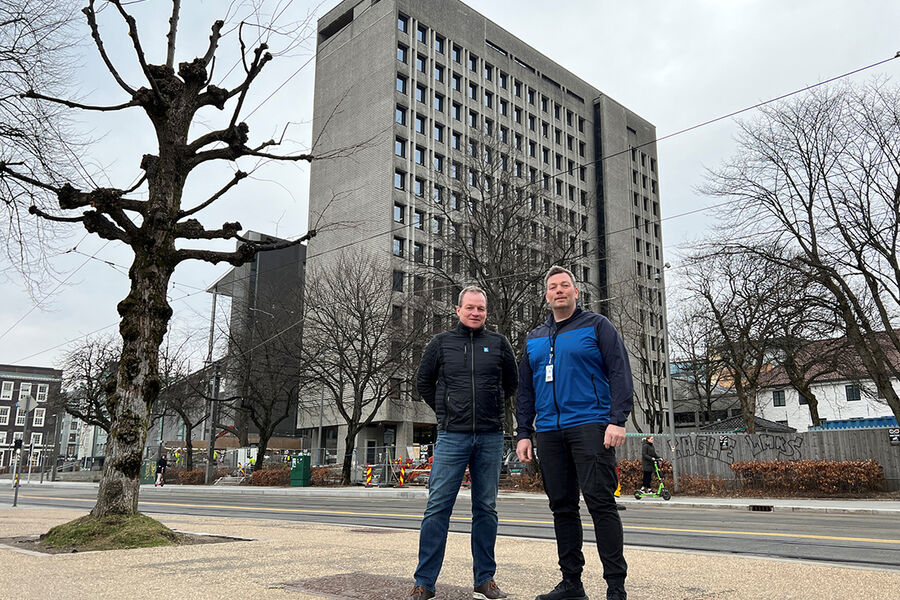 Foran Bergens nye rådhus (fra venstre): LKs Jørn Antvedt og Oswald Jørs' prosjektleder Marius Folkedal.