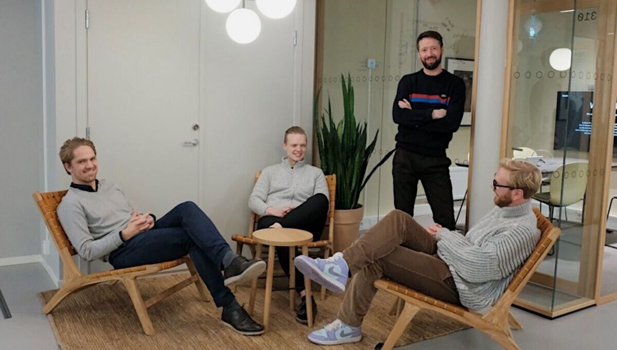 På bildet ser vi temaet bak Drifti AS. Fra venstre, Eyolf Strømme-Svendsen (stol til venstre), Christian Baar Hammerud (Stol i midten) Hans-Marius Engebretsen (Stol til høyre) Stående er daglig leder Knut Magnus Aasli. Foto: Drifti