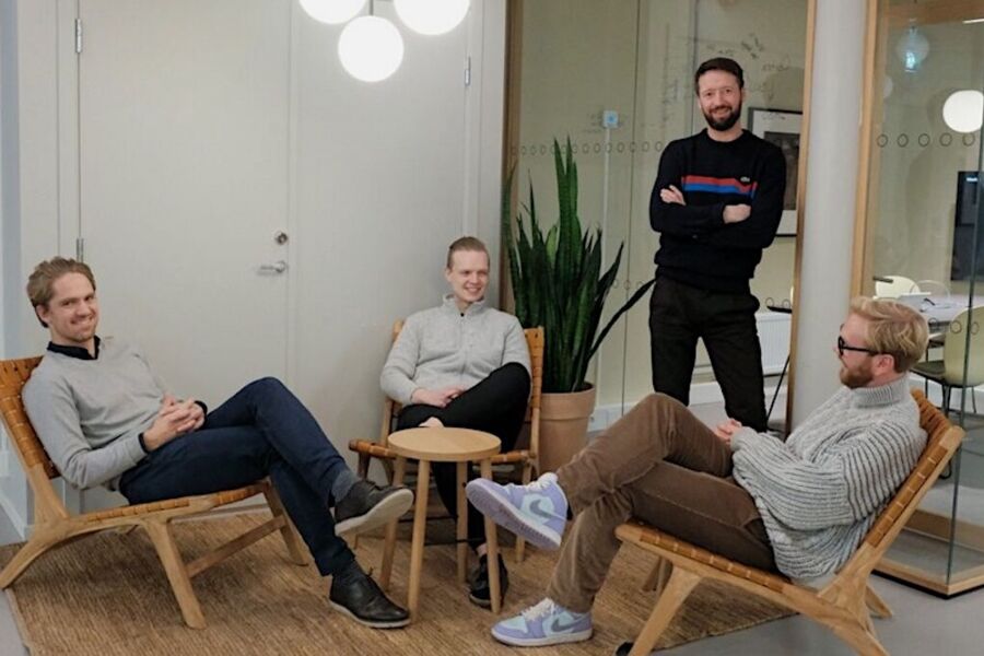 På bildet ser vi temaet bak Drifti AS. Fra venstre, Eyolf Strømme-Svendsen (stol til venstre), Christian Baar Hammerud (Stol i midten) Hans-Marius Engebretsen (Stol til høyre) Stående er daglig leder Knut Magnus Aasli. Foto: Drifti