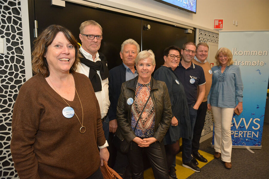 På bildet ser vi de tidligere VVS Norge medlemmene som har gått ut av Comfort-kjeden i løpet av de siste to årene, og over til VVS Eksperten. Fra venstre, Grete Olsen, Terje Olsen, Badeva AS (tidligere Comfort Karmøy) Bjørg Helen Mæland, Kjell Inge Mæland, Mæland Rør, Vibeke Nilsen, Truls Nilsen, Arne Nilsen AS, Bjørn og Hilde Jensen, Jensen Varme & Sanitær AS. 