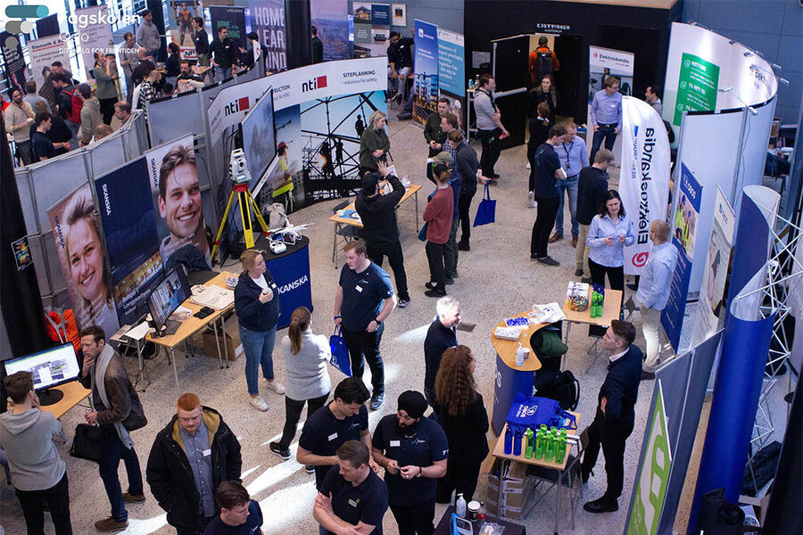 25 bedrifter og organisasjoner stilte opp med skarpe blikk på jakt etter velutdannet ungdom fra Fagskolen Oslo, under årets Karrieredag. Foto: Tor Stenersen