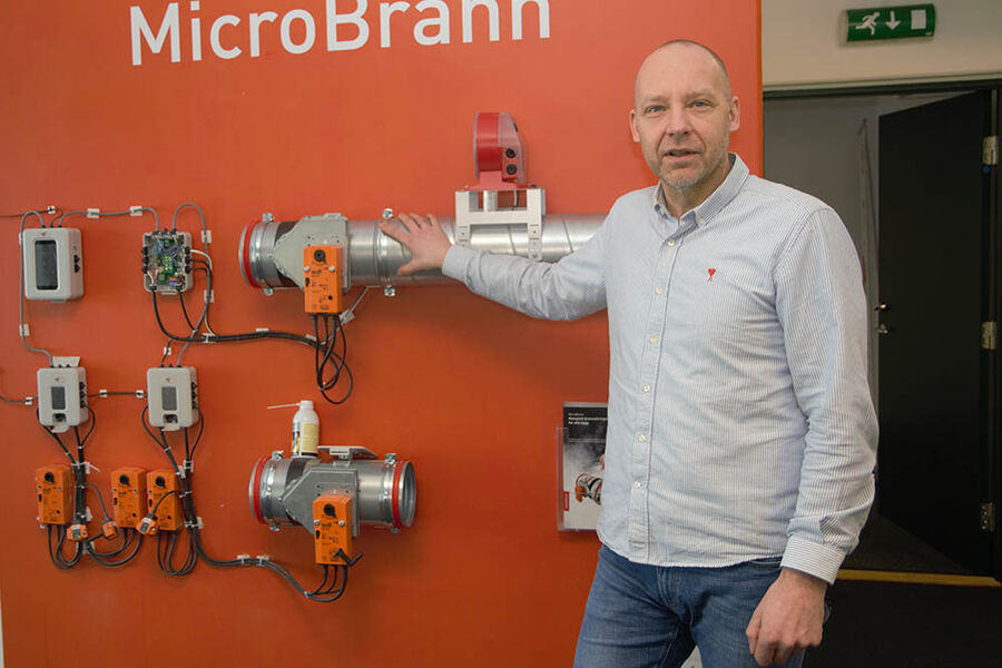 - Vi er opptatt av at alle bygg skal velge den riktige strategien i forhold til brannsikring av ventilasjonsanlegg. Ikke fordi det gagner oss selv som leverandør av brannspjeld, men fordi dette handler om liv og helse, samt å spare store verdier dersom katastrofen inntreffer. Ofte er det en brannrådgiver som kommer opp med en løsning uten at vedkommende har sett konsekvensen av hva som velges. Derfor vil jeg fortsette å jobbe mot de som lager beskrivelsene. sier Torkild Bøe, KAM hos Micro Matic.