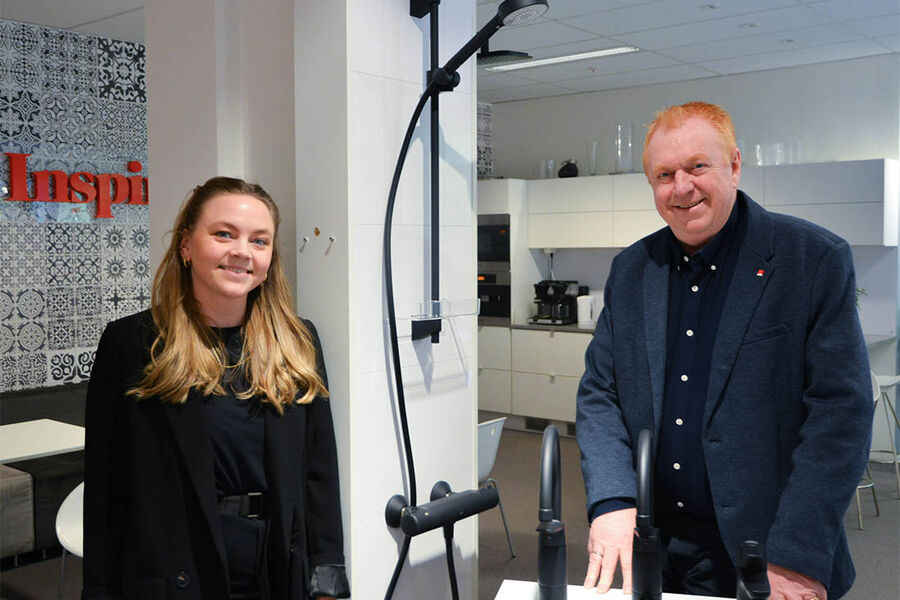 Olav Aastvedt og Susanne Karine Halck, henholdsvis salgssjef og Marketing Specialist hos Oras Armatur AS, gleder seg over den gode mottakelsen de matte sorte kranene har fått. - De er veldig stilige, og du ser og kjenner umiddelbart at dette er høy kvalitet. Med vår overflatebehandling basert på nanoteknologi, vil kranene ha ekstra lang holdbarhet og se freshe og nye ut i lang, lang tid. Dette handler om bærekraft i praksis, sier de. 