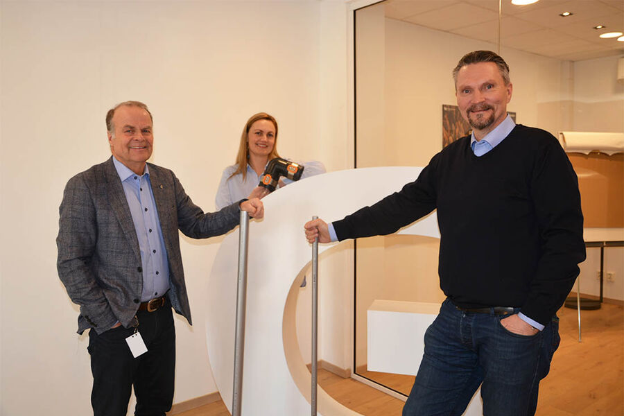 - Å bruke plast framfor MA-rør er en lavthengende frukt å høste for bedre bærekraft i byggene. Men det betinger at holdningene til konsulentene og byggherrer endres, hvor mange fortsatt gjør som de alltid har gjort: Å beskrive prosjektene med MA-rør, sier Geberit Norges salgssjef Herman Larssen, produktsjef Odd Skriden og markedssjef Katharina Sølvberg. 