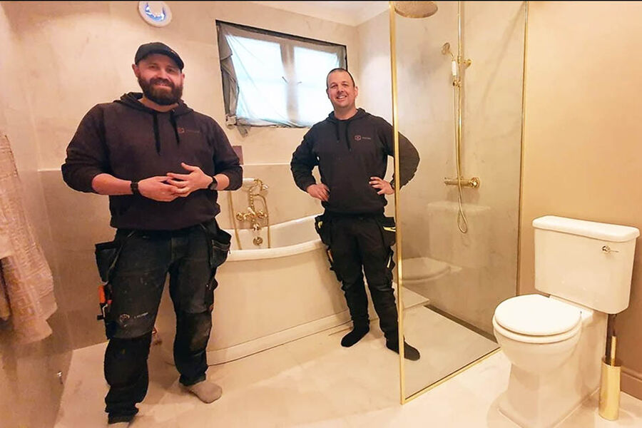 Lærlingeansvarlig Anders Gullingsrud og nylig ferdig rørlegger Mads Hoen. Foto: VEAS Rør AS