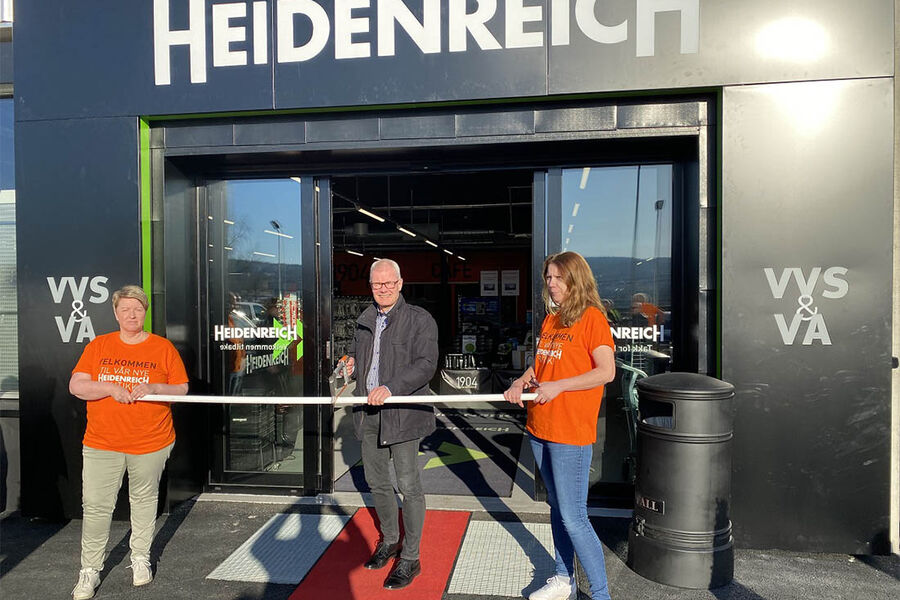 Butikken ble åpnet i går kl. 06.30 med adm. direktør Bjørn Moen tilstede. Han foretok den offisielle åpningen kl. 08.00 med symbolsk saging av installasjonsrør i stedet for klipping av rødt bånd. 