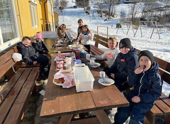 Barna i SFO Røsvik koser seg med vafler en fin vårdag