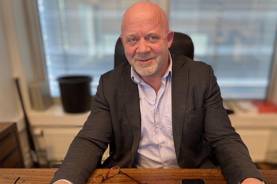 FAGMANN: Rørleggermester Helge Henriksen holder koken, og nekter å gi opp. 59-åringen er oppriktig glad i rør-faget, og er kjent som sterk faglig. Foto: Rune Midtskogen