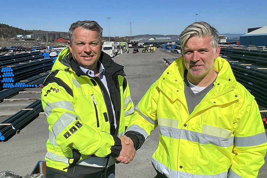 Bildetekst: f. v. Jan Kenneth Bartolo, Pipelife sin fagekspert og prosjektingeniør på PE og Raymond Molund, salgssjef for Egeplast i Norge.