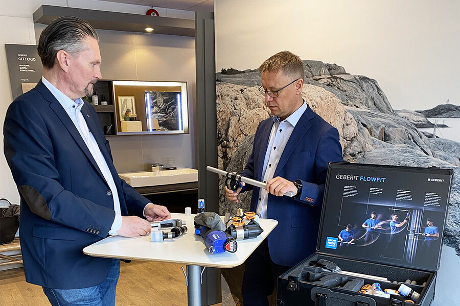 Ahlsell har besluttet å ta inn Geberits rørkonsept FlowFit, forteller Håvard Hoff, kategorisjef Varmetekniske VVS-produkter hos grossisten. - Geberit har generelt veldig høy kvalitet på sine produkter, og FlowFit har både praktiske og økonomiske fordeler. Så dette er jeg helt trygg på at rørleggerne vil etterspørre, sier han, her sammen med produktsjef Odd Skriden i Geberit til venstre. 
