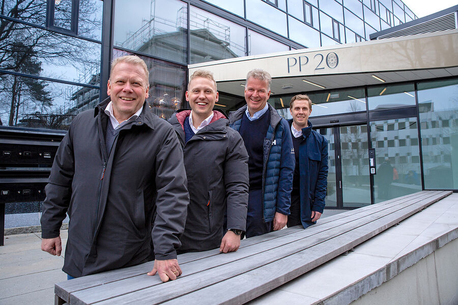 FORNØYD NTI-KVARTETT:  – Den nye basen her i PP-20-bygget på Lysaker er viktig både med tanke på rekruttering og nye oppdrag. Lokasjonen rett ved E18 gir oss dessuten veldig god synlighet og profilering, sier daglig leder i Norsk Teknisk Installasjon AS; Trond Røine(t.v.), her sammen med plassjef for Oslo-basen; Thomas Land, operativ leder; Aleksander Røine og CFO; Einar Gjelsvik.