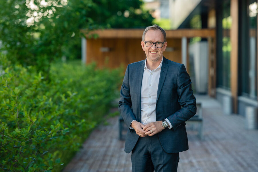 - Gjennom 2021 fortsatte vi å bygge fremtidens GK: Vi tok viktige skritt når det gjelder våre strategiske hovedsatsinger. Vi har satt GK tydelig på kartet i det grønne skiftet i byggenæringen. Vi leverte overskudd. Og, våre medarbeidere i Norge, Sverige og Danmark har fortsatt å hjelpe kundene på beste vis gjennom nok et koronaår, sier konsernsjef Kim Robert Lisø i sitt forord til års- og bærekraftsrapporten.