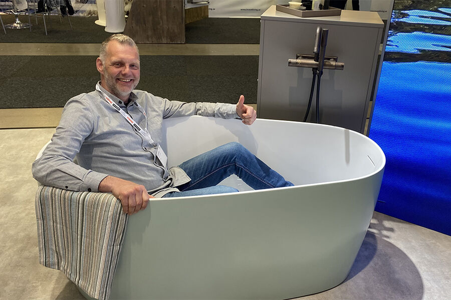 HOPPET I DET: Salgssjef i FM Mattsson Mora Group, Arnt Lindseth, var ikke vond å be da han fikk se de flotte utstilte badekarene på Nordbygg-messen i Stokcholm. Snart kommer badekarene til salgs i Norge. Foto: Rune Midtskogen