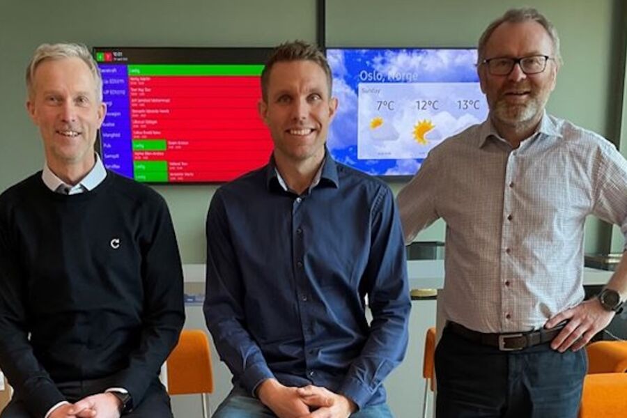 Den tekniske totalentreprenøren Caverion har signert avtale om kjøp av virksomheten til Kaldt og Varmt AS i Askim. Fra venstre: Jens Håkon Aamodt, leder for Caverions Askimkontor, Marius Kittelsen, leder for Kaldt og Varmt og Knut Gaaserud, adm.dir. for Caverion i Norge.