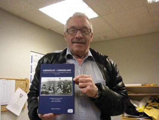 Ole Henrik Fagerbakk med sin bok om grenselosene