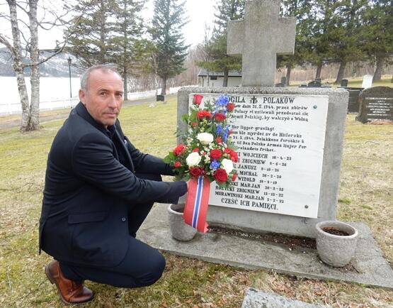 Varaordfører Sten Robert Hansen legger ned krans ved polsk minnestøtte på Helland