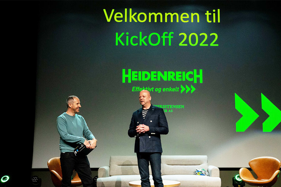 Konferansier Harald Rønneberg og markeds- og bærekraftsdirektør Kjetil Grønbakken i Heidenreich AS i samtale på scenen om hvordan Heidenreichs jobber med bærekraft i hverdagen.