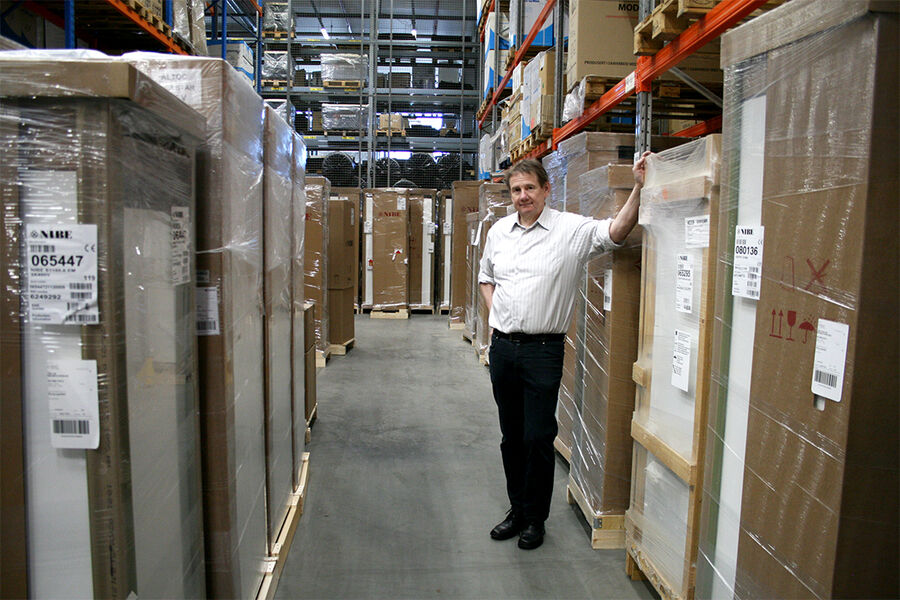 Varmepumpeleverandøren NIBE har flere hundre varmepumper som venter på å bli klargjort og sendt ut til kundene. Det hele er svært beklagelig, sier daglig leder i ABK-Qviller, Daniel Mark Kristensen. Foto: Victoria Stemland, ABK-Qviller