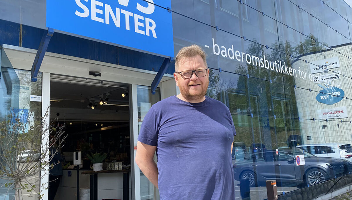 Daglig leder hos Oslo VVS Senter, Lars-Henrik Andersen, har god grunn til å smile: Butikken går godt, og ny-konseptet med outlet leverer også gode økonomiske tall.