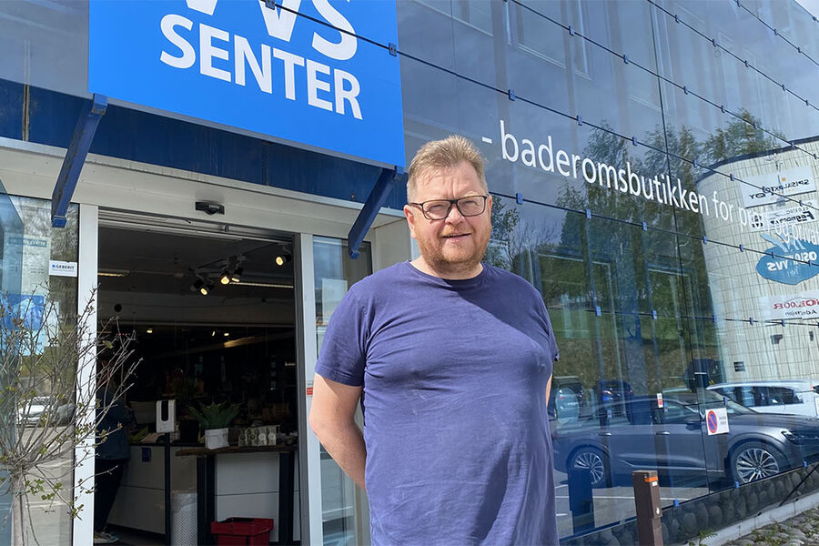 Daglig leder hos Oslo VVS Senter, Lars-Henrik Andersen, har god grunn til å smile: Butikken går godt, og ny-konseptet med outlet leverer også gode økonomiske tall. 