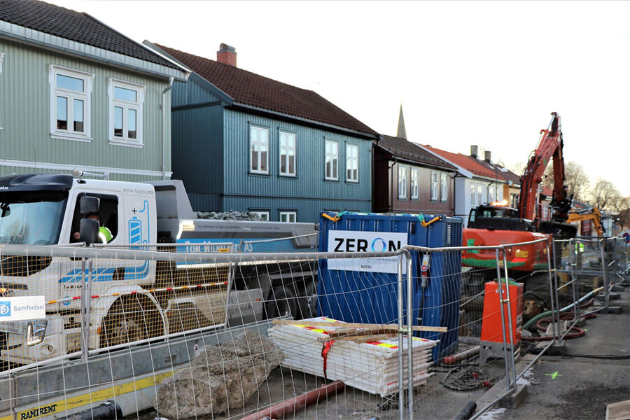 På denne utslippsfrie anleggsplassen på Vålerenga brukes elektrisk lastebil, ladekonteiner og elektriske gravemaskiner. Foto: Klimaetaten i Oslo