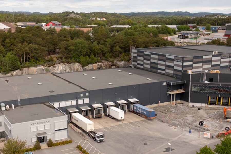  VikingBad vokser i både omsetning, bygningsmasse og antall ansatte. I fjor økte arbeidsstokken med 13 medarbeidere og teller i dag 72 ansatte pluss flere innleide. Bilde viser pågående bygging av varemottak og administrasjonsbygg- bygget er på totalt ca. 10 000 kvm og ca. 2 400 kvm er med høylager på hele 20 meter.