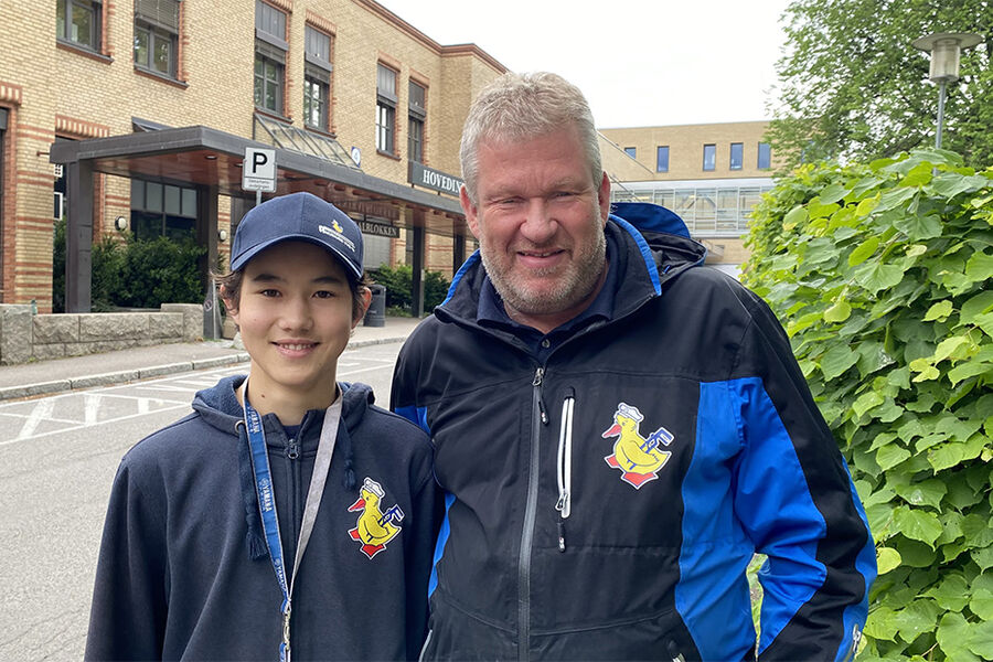 Geir Jansen er servicesjef og fagsjef for lærlingene hos Andenæs VVS As; han skryter av innstillingen til 16 år gamle Tobias Gjerstad. - Vi er ikke opptatt av fravær eller skolekarakterer, alt handler om innstilling, sier Jansen. Foto: Rune Midtskogen