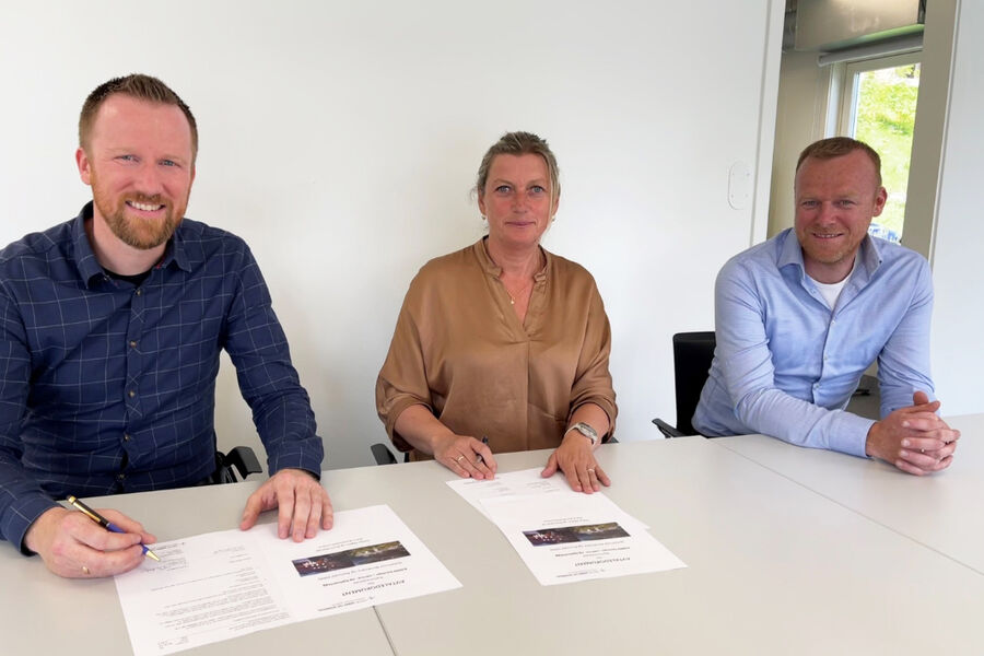 Fra signeringen ser vi fra venstre, Runar Flataker, daglig leder Hustadgruppen AS, Heidi Nilsen, leder av prosjektstyret for SNR, Svein Arild Flataker, daglig leder Flataker VVS.