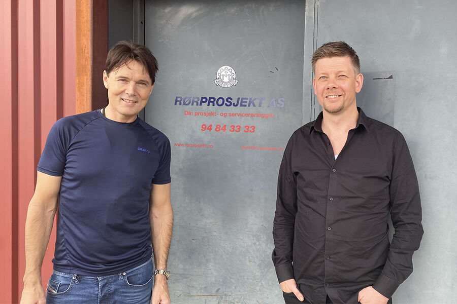 Frode Mikkelsen (til venstre) og Tore Heggøy i Rørprosjekt As har inngått avtale med det norske solfanger-selskapet Inaventa Solar hvor investor og eier. – Solfangere kan bli det neste «store», sier Mikkelsen. Foto: Rune Midtskogen