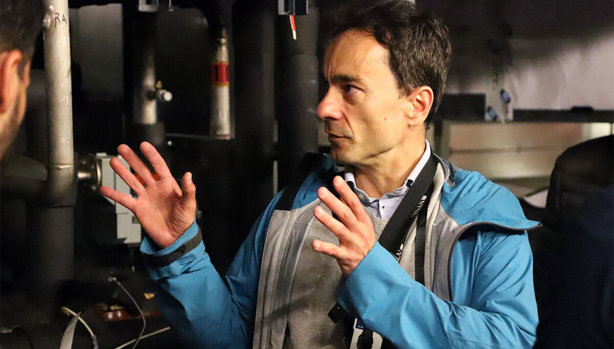 SINTEF forsker Krzysztof Banasiak viser fram et kjøle- og varmesystem fra Rema 1000 butikken i Prinsensgate, Trondheim.