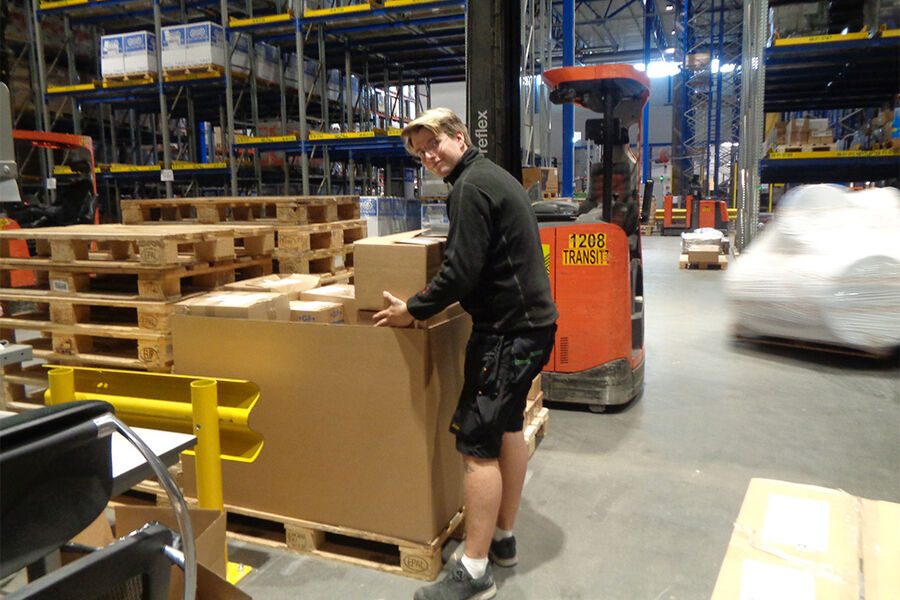 August Kristiansen og hans kollegaer ved returavdelingen til Brødrene Dahl på Langhus ved Oslo jobber for rask og enhetlig returbehandling for alle kunder. 