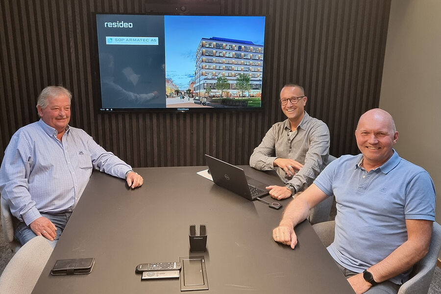 Fra venstre ser vi, Runar Holm Næss, regionansvarlig teknisk/salg hos SGP Armatec AS, og Tom Fjordvang og Roar Syvertsen fra Resideo. Alle er helt samstemte når det gjelder hvilke krav som må følges i henhold til drikkevannsforskriften, og ikke minst fokuset på hvor viktig service og vedlikehold er for å unngå problemer.