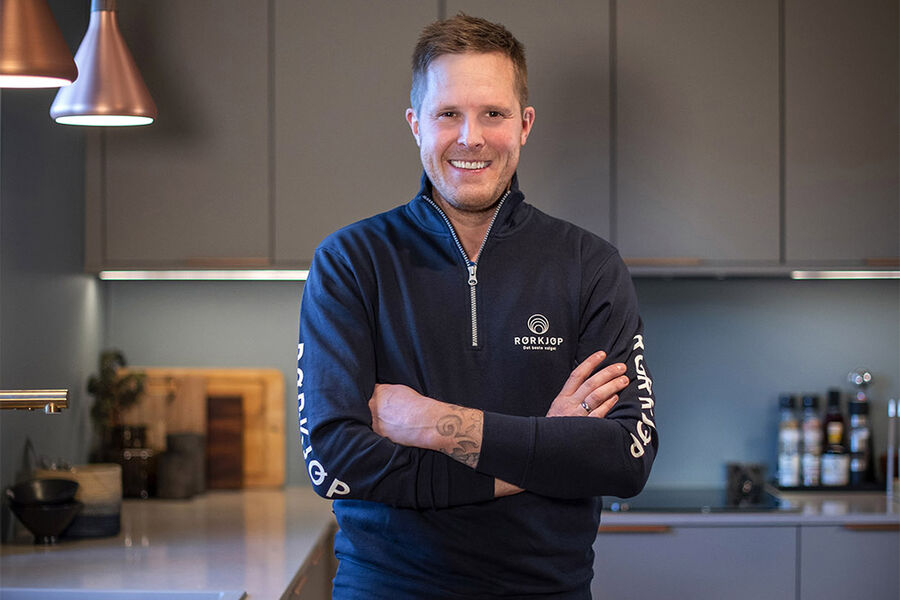 Rørleggermester Espen Stene hos Jessheim-bedriften forstår ikke hvor alle lekkasjene kommer fra. – Godkjente bedrifter med dyktige håndverkere utfører skikkelig håndverker, sier han. Foto: Privat