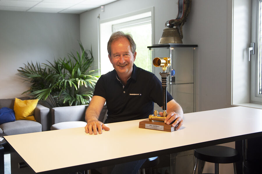 Rune Enderud har fylt 67 år og trer nå inn i pensjonistenes rekker etter 50 år i yrkeslivet. Et yrkesliv som har tatt ham landet rundt og gitt ham enormt mange opplevelser og livslange vennskap. I denne artikkelen forteller han om sin utrolige «reise» - som blant mye annet inneholder en helt spesiell kontakt med den avdøde RBK-legenden Nils Arne Eggen. 