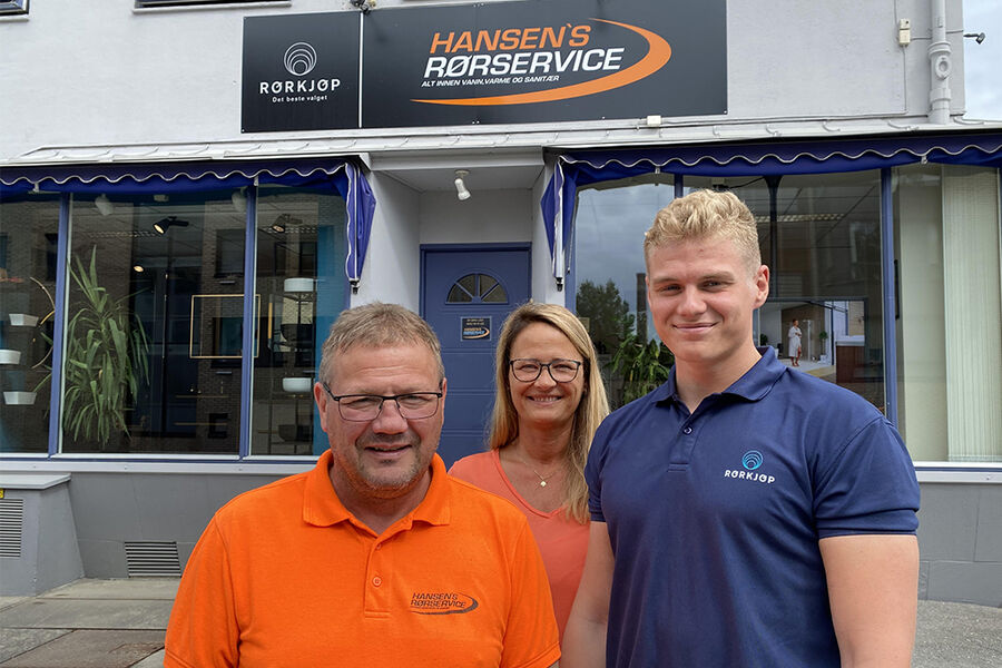 Det er god stemning hos familiebedriften Hansen`s Rørservice på Hamar. Fra venstre Olav Hansen, kona Anne og Olavs sønn Haakon. Foto: Rune Midtskogen
