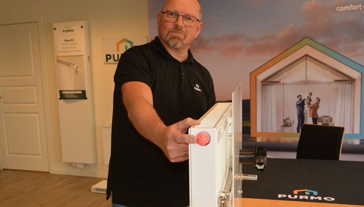 Salgssjef Tom Gunnar Bratsberg i Purmo Norge, viser frem en Thermopanel4 radiator hvor man i forkant ser den oransje FLA ventilinnsatsen.