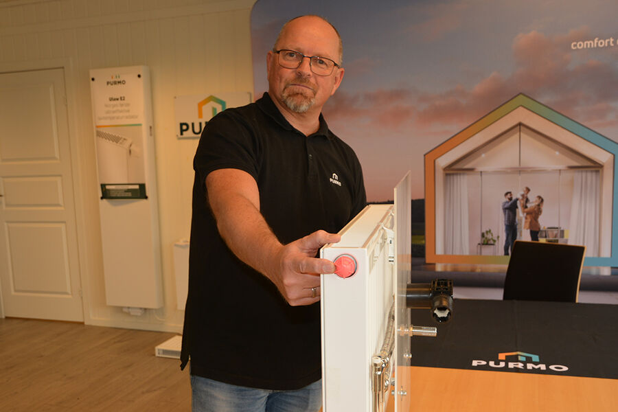 Salgssjef Tom Gunnar Bratsberg i Purmo Norge, viser frem en Thermopanel4 radiator hvor man i forkant ser den rosa FLA ventilinnsatsen. Han forteller at mange utbyggere nå ikke ønsker synlige rør og ikke hulltaking i gulvet. At vi da kan tilby flex fordeler og fleksible slanger til veggboks bak radiator, en perfekt løsning. Det sees bak på radiatoren på bildet. 