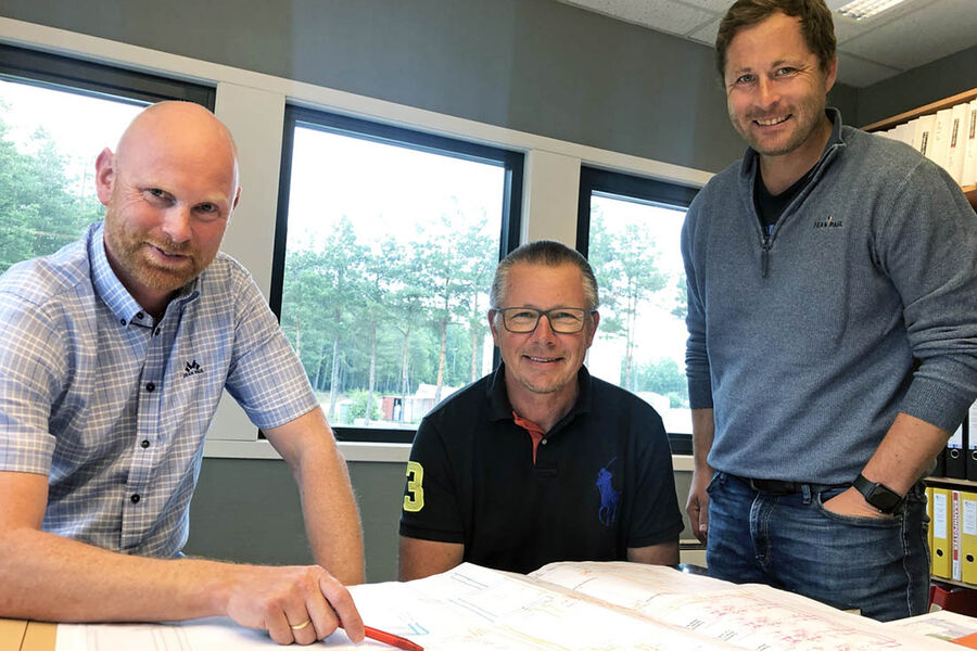 - Enten må vi komme dit at man anerkjenner rørlegger som fagmann med de produktene han bruker, uten å sette belter og bukseseler på ham og akseptere det han kommer med, eller så må man legge premissene i grunn slik at arkitekter og byggherre tegne byggene slik at man skal kunne bygge de etter forskriften. Vi som monterer og installerer rørsystemer i næringsbygg, kontorbygg og leilighetsbygg ser at kravet om at rør skal være “lett utskiftbare” er totalt urealistisk å få til, sier Anders Thime, Egil Borge og Thomas Nilsen i Rørcompaniet AS i Sarpsborg