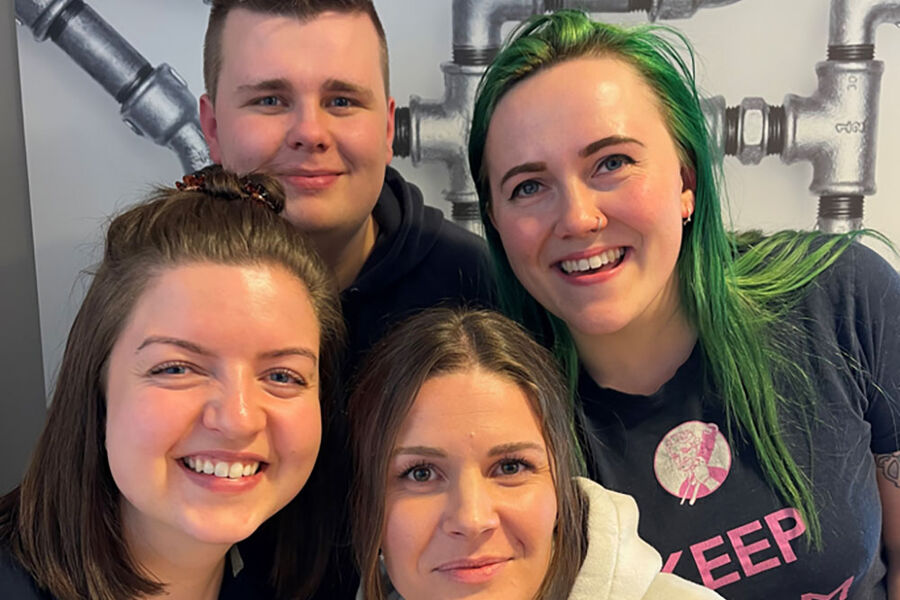 Bak fra venstre, Andreas Skjerven fra Bademiljø Kaupanger, Ida Melgaard, i Comfort Lier, Foran fra venstre, Merethe Paulsen fra Bademiljø Nidarvoll og Martine Kristiansen fra Comfort Råholt.