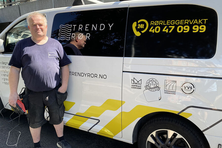 Per Ivar Augustin Aamodt har jobbet som rørlegger i 40 år. Og han stortrives. – Jeg har vært stolt av yrket mitt i mange år, sier 57-åringen. Foto: Rune Midtskogen