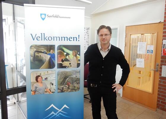 Kommunedirektør Stig Arne Holtedahl ønsker den nye prosjektlederen velkommen