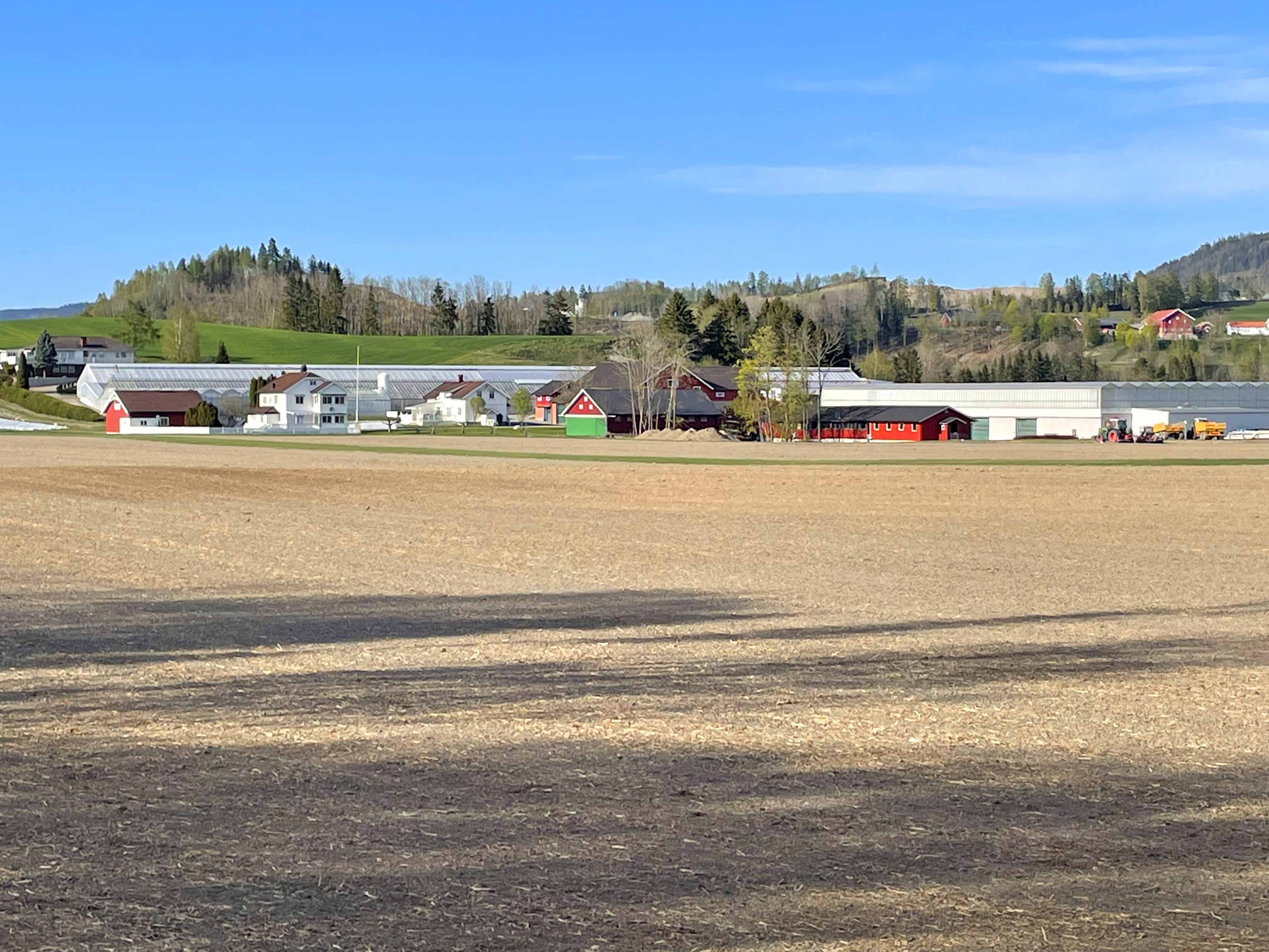 Snarum ga╠èrd ved Egge i Lier kommune har en stor bygningsmasse. 05.05.22.-5415.jpg